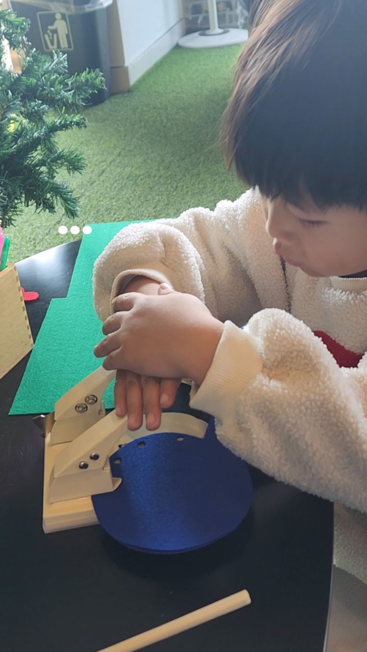 친구들 용돈 두둑히 받으려면 복주머니 직접 예쁘게 만드는 성의는 있어야지 않겠숴여?😎 
복주머니 예쁘게 만들어 용돈 꽉꽉 채워주세요~~~
옆에서 조금만 도와주면 직접 다 만들수 있어요 아이들 대근육 소근육 발달에 좋은 복주머니 만들기체험! 
다음은 한복디자인 체험해보려구 해요🤭