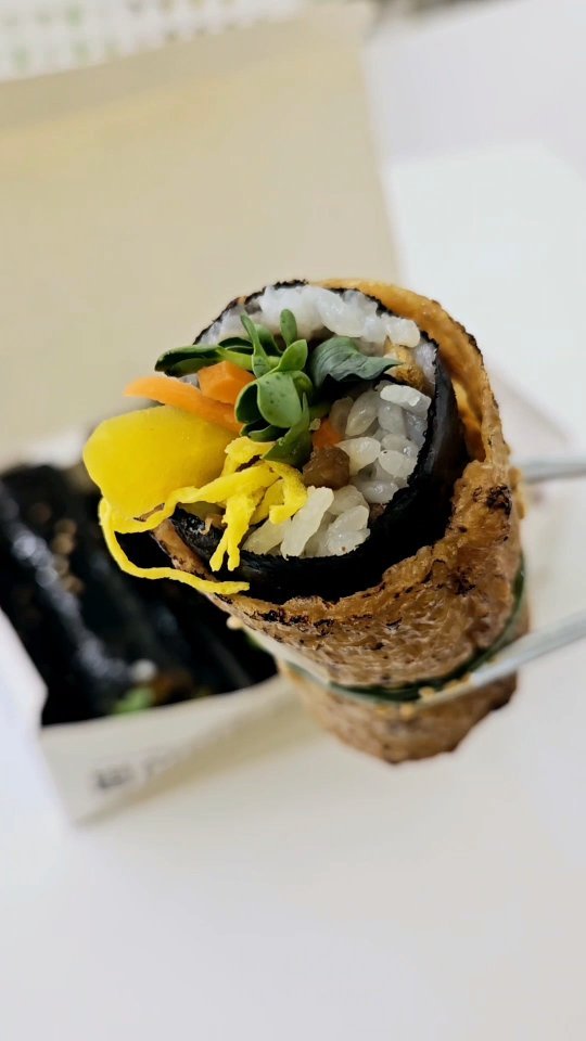#협찬 #병아리김밥 #이삭토스트 

요즘 다시 외국인 관광객들로 핫플이되어 가고 있는 명동에서 맛있는 #한국식브런치 했어요 
요즘 #장사천재백사장 #어쩌다사장 에서도 꼭 판매하고 있는 #김밥 외국인분들에게도 사랑받는 #김밥 을 다양하고 맛있게 먹을 수 있는 #병아리김밥
#병아리김밥 #참치마요김밥 #땡초불오징어김밥 #소고기불맛우뷰롤 #제주돈까스김밥 #치즈김밥 #명란마요유부초밥 #연탄불고기유부초밥 등등 다양한 종류 골고루 골라서 먹어봤는데 재료도 알차고 크기도 적당해서 남녀노소 누구나 먹기 좋은 #명동맛집 

토스트하면 떠오르는 #이삭토스트 오랜만에 새로운 메뉴들로 먹어보고 싶어서 골라본 토스트메뉴
#불고기스페셜 #트리플소시지토스트 #베이컨포테이토피자 
속도 알차고 뜨끈하게 바로 만들어줘서 한개만 먹어도 든든하니 #명동브런치 #을지로브런치 로도 넘 좋아요😄
.
.
#오호 #다먹자 #ohho #damukja 
#명동아침 #을지로아침 #명동역아침 #을지로맛집 #명동점심 #명동혼밥