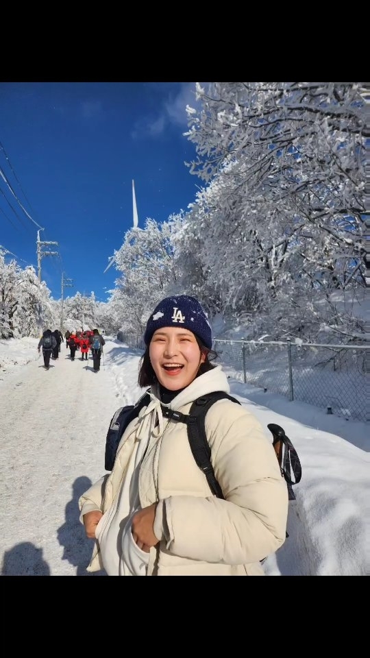 #태기산

한라산 이후 첫 설산❄️❄️

작가님과 울구지쌤 덕분에 인생샷도
많이 찍고 좋은 풍경과 좋은 사람들을 
많이 알게되어 좋았던 하루❤️💜

등산장비 풀구비했으니
올해 2번 더 설산가야지....!!
(하지만...가야할 세미나들이 밀렸다...)

@letyouluvme
헿 지원님이 주신 키링 맨날 달고다니기💜
📸@kks_snap
