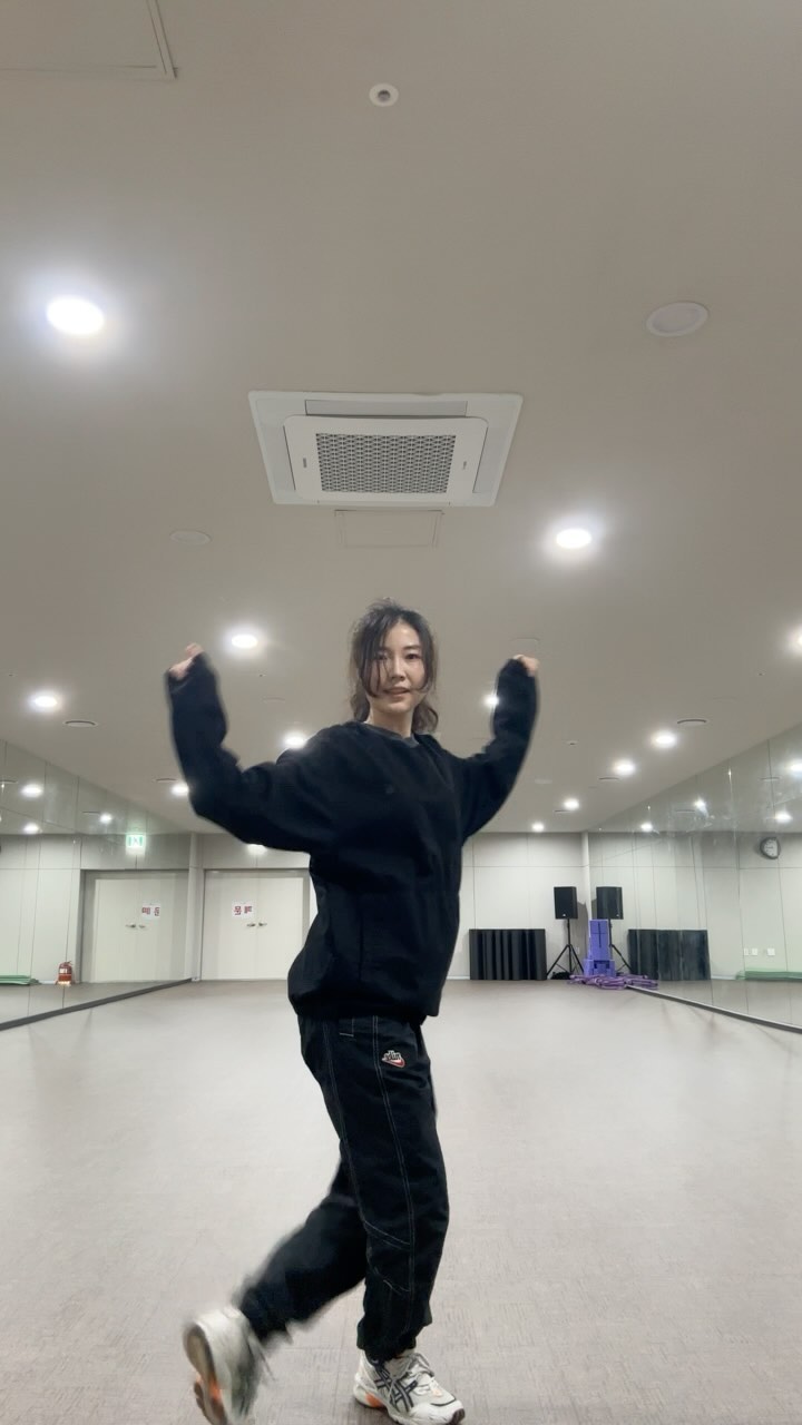 가볍게~ 사뿐사뿐~Clumsy 😛

#reelsdance #fergie #clumsy #easy #easydance #easyreels #쉬운릴스 #reels #reelsinstagram #instagram #instagood #instalike #reelschallenge #dance #dancechallenge #fyp #댄스챌린지 #댄스 #릴스댄스 #스텝댄스 #유행챌린지