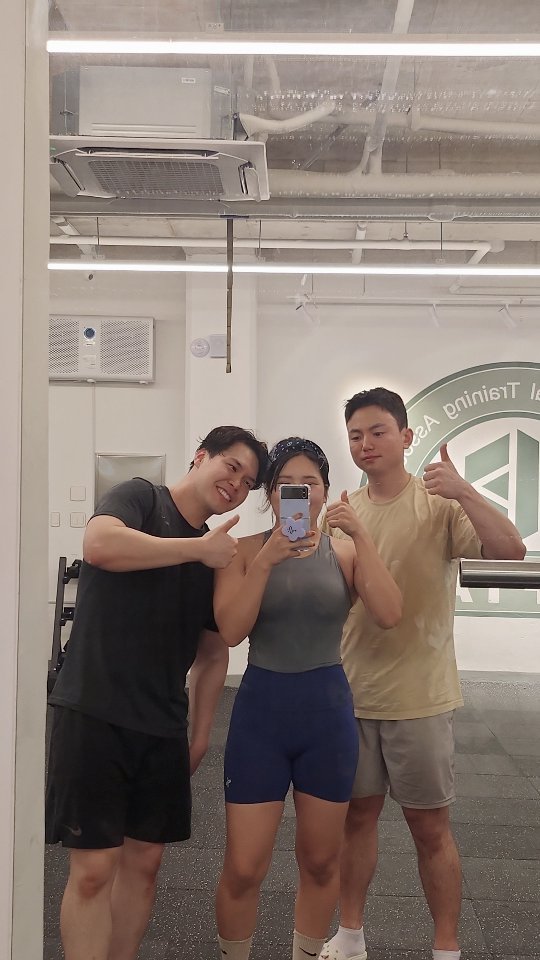 어마무시하다는 신길선수촌🔥

생각보다 재밌었고 하도 몸사리면서 하다보니 수월하게 한 느낌 아닌 느낌...🙄🙄
(히힛 강력한 쌤들한테 
힘과 체력좋다고 칭찬받아서 으쓱으쓱🥹)

강력한 쌤들과 함께 황제헬스해서 좋았습니다❤️💜