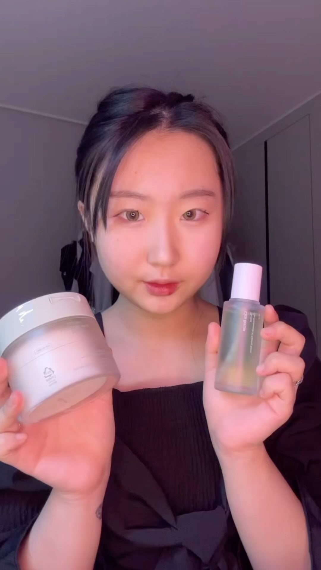 셀리맥스 시카 지우개패드 & 시카 흔적 세럼 @celimax.korea 

[ 지우개패드 ] 촉촉하고 피부닦기에 좋았어요 시카제품이 함유되어있어서 스킨팩이나 진정에 유용하게 쓰일거같아요! 

[ 시카 세럼 ] 촉촉하고 발림성이 좋아서 건성이신분들 추천드립니당 발랐을때 수분이 촉촉하게 남아있고 광채가 돌아서 더 만족헀던거 같아요 

#광고#AD#@celimax.korea#시카흔적세럼#시카세럼#세럼추천#시카 지우개패드#지우개패드#흔적지우개세트#셀리맥스#celimax