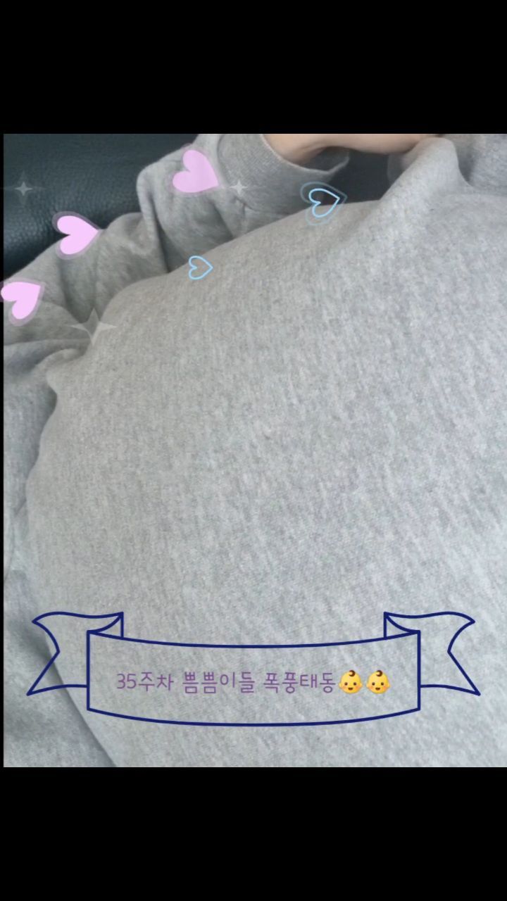 #쌍둥이스타그램👶🏻👶🏻 

너네 대체 뭐하고 있는 걸까? 궁굼해
이제 엄마 뱃속이 많이 좁지?🫠 
그래도 쫌만 더 크고 나오렴🩵 우리 쁨쁨이들🩷