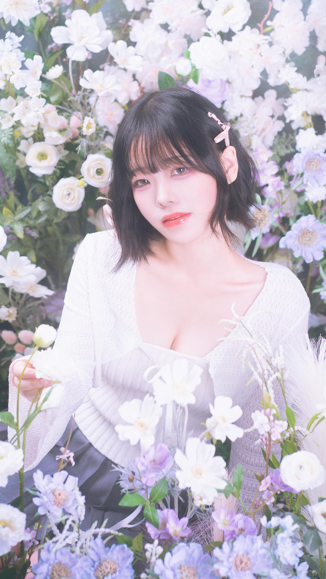 .
@muhly.official 에서 진행중인,
블루밍부케 시리즈🌸.
.
이번 컨셉은 라보일이 함께 참여했어요.
고퀄리티 조화장식으로 생화같은 공간을 만들어드렸습니다.
.
뮬리 대표님 컨셉촬영에 진심임🕺.
.
.
.
#구월동스튜디오 #구월동사진관 #컨셉촬영 #인천스냅 #인천여권사진 #구월동사진 #인천컨셉촬영 #스튜디오뮬리 #인천프로필촬영 #구월동프로필촬영 #구월동로데오스튜디오 #구월동로데오 #공간장식 #인천기업행사꽃장식 #조화장식 #인천행사꽃장식 #인테리어조화장식 #구월동꽃집