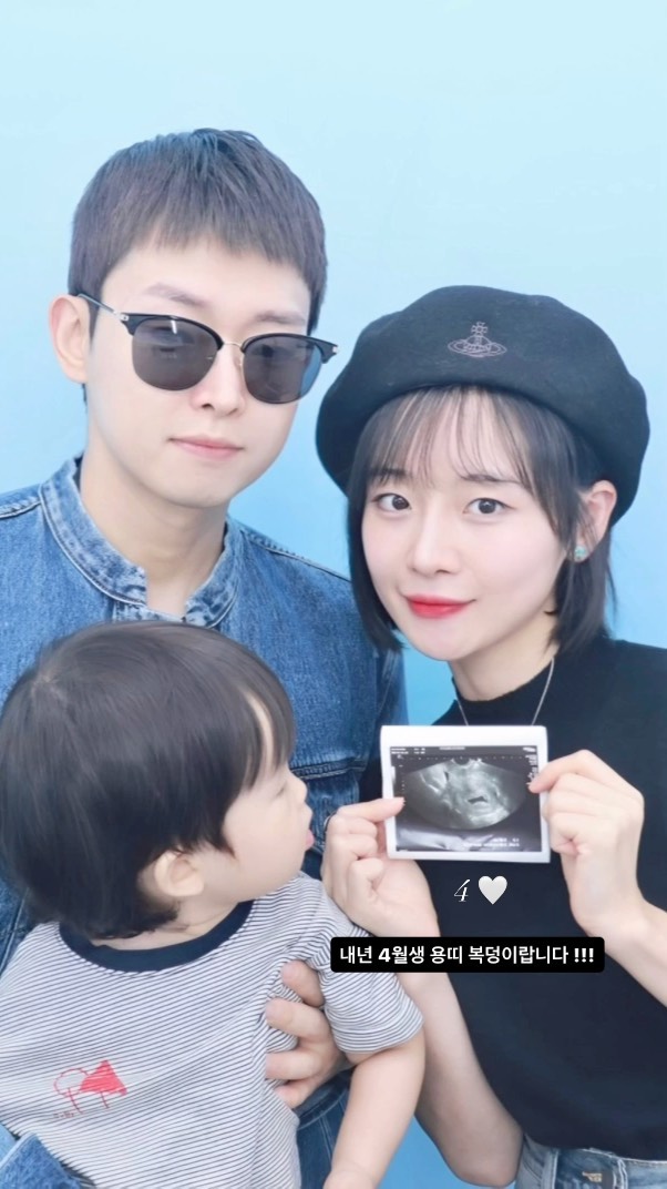 2024년엔 네가족으로 !👶🏻♥️

아직 성별은 모르지만, 24년 용띠 복덩이랍니다🫶🏻
가족계획은 빨리 끝내는게 좋다구
딱 루다한테 적응할때 쯤 막내가 찾아왔어요🥹
행복하게 해줘야 될 사람이 한명 더 늘었다!!!

저는 호르몬 변화 + 입덧으로
루다랑 같이 자고 일어나는 일상 보내고있어요
갓생이 뭐죠??
갓생 저리 치워두고 너무나 푸욱 쉬는중~~ㅎㅎㅎ

누가 출산하면 다 까먹는다고 그랬는데
그새 입덧 했던거, 출산 준비 했던거
수유했던거 다 까먹은거있죠!!
내가 기억력이 안좋은건지 신기해요😂
덕분에 새로운 입덧지옥을 경험하고있어요

루다때는 첫 임신이고 고생하느라 기억이 잘 없는데
이번에는 작은 기록들을 남겨보고싶더라구요!

내년부터 더 고생 예약 🥹 힘내자 남편 ~~😂♥️

#포토아이브 #photoive #포토아이브홍제점 #임밍아웃 #임신초기 #가족스타그램 #셀프스튜디오 #가족사진 #둘째임신 #임신 #임산부 #임산부일상