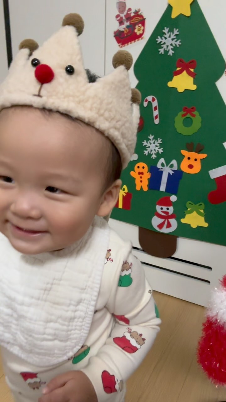 2023. 12. 24. [D+404]
이번 크리스마스는 엄마아빠가 
감기몸살이라 집콕🥲
그래도 울애기 즐거워해줘서 고마워
내년 크리스마스에는 이쁜곳도 많이가쟈

#13개월 #크리스마스 #연말 #굿바이2023