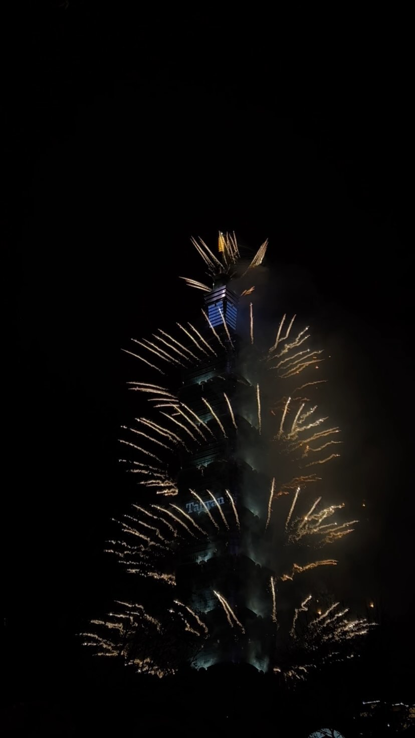 HAPPY NEW YEAR in Taiwan ✨
카운트다운 세계 5대 명소에서 시작한 2024년도,
난 올해도 역시 행복하려나보다 !
이번 겨울은 세상 모두가 따뜻하게 보낼 수 있게 해주세요🙏🏻
