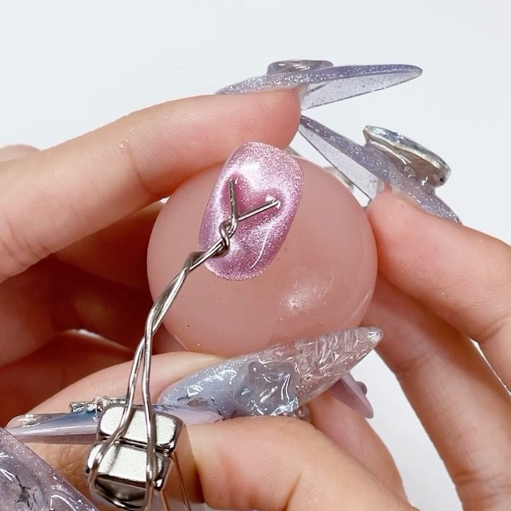 하트 자석젤 꿀팁🧲💓

💖1. 클립의 꼬임 방향은 상관없음! 
양쪽 대칭을 잘 맞춰줄수록 예쁜 하트가 나와요. 
(꼬기 어렵다면 도구를 사용하거나 꼬아준 뒤 클리퍼나 막니퍼로 잘라주기! 클립뿐만 아니라 철사, 머리삔, 마스크 철사 다 가능)

💖2. 자석의 자성이 강해야 해요! 
한개 사용했을 때는 잘 안돼서 2개 붙이니 아주 잘 됨💓
(원통형 자석이 제일 잘된다는데 저는 없어서 직사각형 자석 사용했어요.)

💖3. 자석과 클립을 가져다 대는 방향이 중요! 
이쪽 저쪽 다 해봤는데 자석이 아래쪽으로 가게끔(영상 자세 참고) 해줘야 펄이 흩어지지 않고 모여요. 
위에서 가져다 대거나 수평으로 가져다 대면 모양은 나오지만 흐릿하거나 다 퍼저버리더라구요.

여러분들의 꿀팁이나 잘 안되는 경험이 있다면 공유해주세요! 
예쁜 자석네일 함께 해요✨

#nail #nailart #gelnails #selfnail #heartnails #nailtip #magnetnails #pearlnails 네일 #젤네일 #네일팁 #셀프네일 #하트네일 #자석네일 #글리터네일 #펄네일 #하트자석네일 #하봄 #habom #habomnails #하봄네일