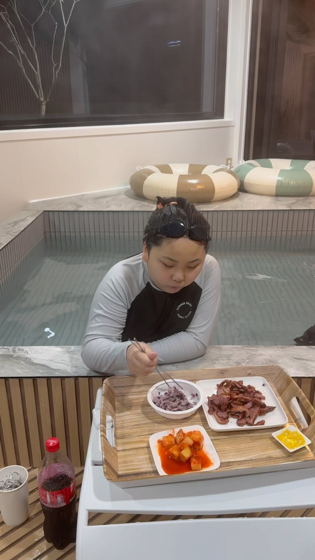 2시에 짐풀고
오징어짬뽕먹고
치킨먹고
오리훈제🤣
분명 집에서 먹던건데
왜 더 맛있지 ㅎㅎㅎ(?)
먹자!!!!!
#어인정스테이
#고성숙소추천