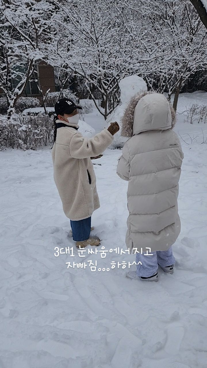 #첫줄

잼민이2 vs 꼬맹이랑 나 2
근데 갑자기 바뀌어버림... 3대 1로 도망가다가
넘어졌다 ㅋㅋㅋㅋㅋㅋ 왕창피 ^^
아침에 열심히 뛰었더니 힘들다....
일끝나면 썰매사고 갈게 ㅋㅋㅋ 2차전가자!

#폭설 #김포날씨 #김포맘 #남매스타그램  #잼민이 
#올해도끝나간다 #내년에도 #행복하자 
#방학하면더많이놀자❤️