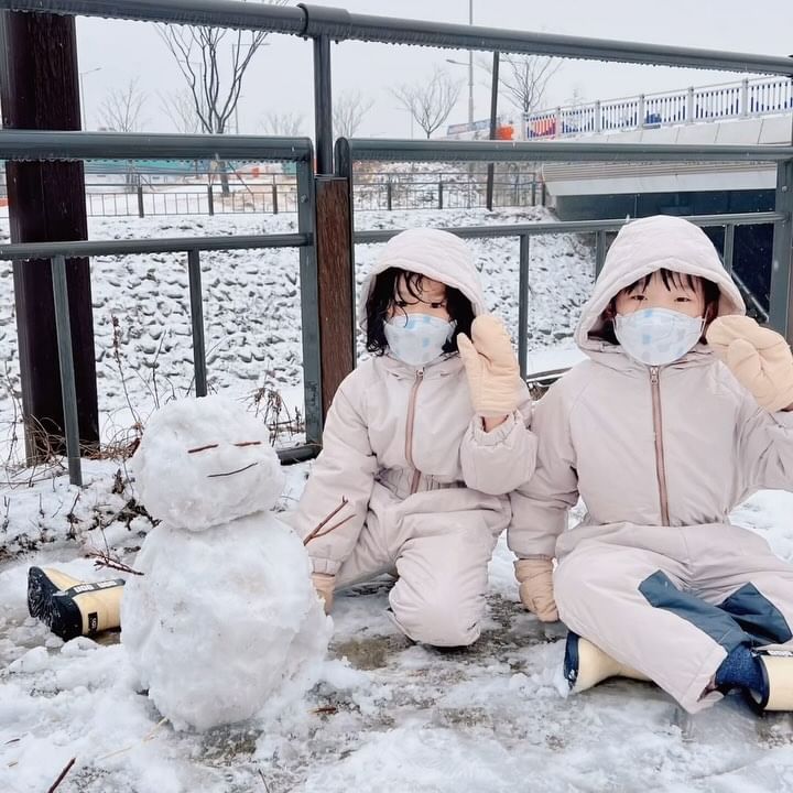 눈이 펑펑 내리는 토요일 아침

다행이 너무 춥지 않아서
라희 라은이 라온이와
눈썰매 타고 눈싸움 즐기기

비가 오는 바람에
아주 많이 놀지는 못했지만
(엄마 아빤 다행.. ㅎㅎ)

추워도 열심히 뛰어 놀면서
건강하게 자라자❤️

#눈썰매 #눈싸움 #주말일상