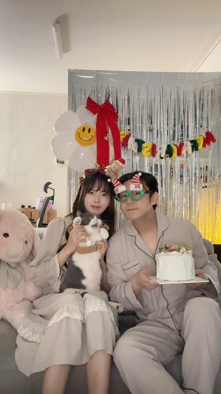 👩🏻👱🏻‍♂️🐈‍⬛ 우리 가족 4번째 함께하는 크리스마스
그리고 아마도 이 집에서의 마지막 크리스마스❤️

내년엔 계획한대로 이루어진 모습으로 또 만나 크리스마스야❤️

#merrychristmas
#xmas 
#가족스냅 
#homesweethome
#고양이가족