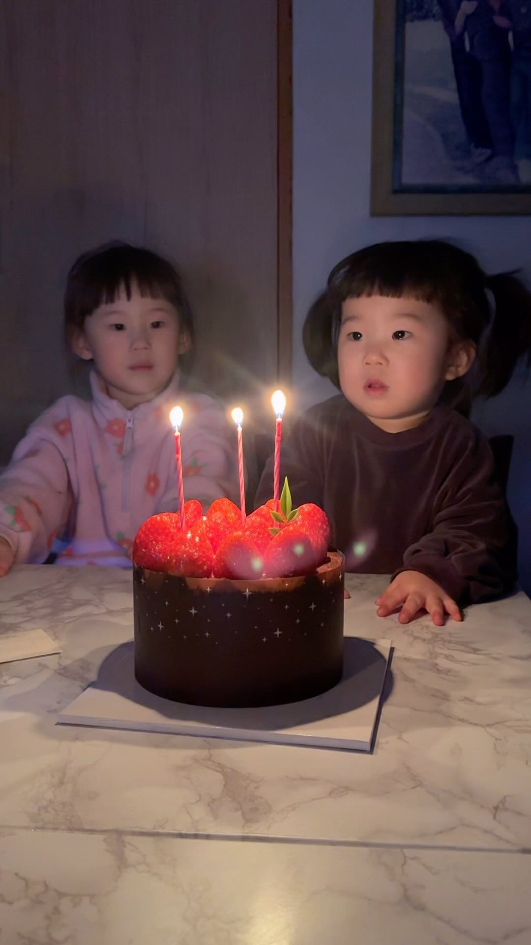 #20240117

주연이의 두번째 생일💓
엄마 아빠에게 와줘서 고마워🤎
매력이 넘치는 우리집 셋째
비록 소율이가 태어나 막둥이 탈출하였지만
그래도 여전히 귀엽고 사랑스러워❤️

너의 두번째생일을 축하해🫶🏻

#두번째생일 #두돌아기 #생일축하해내아가❤️ 
#엄마아빠가많이사랑해❤️ #우리에게와줘서고마워 
#22년생아기 #딸맘 #딸랑구 #딸랑구생일 #연년생사남매
#셋째생일