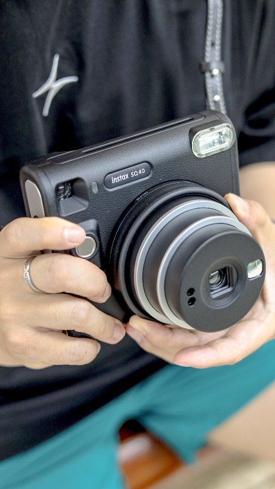 X 인스탁스 @instax_korea #광고

⠀
여전히 오락가락하는 날씨다 보니
야외활동보다는 실내로 자꾸 들어가게 되는 요즘이네요🤣
그래서 지난 주말엔 아주아주 오랜만에 #영화관데이트 를 다녀왔답니당

늘 촬영하느라 바쁜 저를 대신에 이번엔 오빠가 #사진작가 가 되었어요 !!
#인스탁스크루 답게 카메라는 이번 신제품 #SQ40 으로 챙겼지요🖤
스트랩도 티셔츠도 made by imstax !

하지만.. 참지 못하고... 나를 찍는 오빠를 찍어버린 나...🐣💫
결국 이번에도 오빠 모습으로 릴스를 만들어오게 됐습니댜 ㅋㅋㅋㅋㅋㅋ
모아 보니 느낌 있지 않나요?! 헿

인스탁스미니는 많이 사용해봤지만
#스퀘어필름 카메라는 처음이라 느낌이 어떨지 기대 반 걱정 반이었는데
미니보다 와이드하다보니 확실히 널찍해서 좋더라구요🖤🖤🖤
다음에는 촬영한 필름 사진도 꼭 챙겨올게요 :D

#인스탁스 #인스탁스카메라 #인스탁스SQ40
#커플 #데이트 #라이프스타일

⠀
📌 인스탁스 SQ40

☑ 클래식한 스퀘어 디자인을 통해 패션 포인트 아이템으로 활용

☑ 자동 노출 기능으로 더 밝아지고 더 쉬워진 촬영

☑ 클로즈업모드(셀피보드)에서 피사체가 정중앙에 출력됨

☑ 스퀘어 포맷 필름으로 더 유니크한 촬영
⠀
