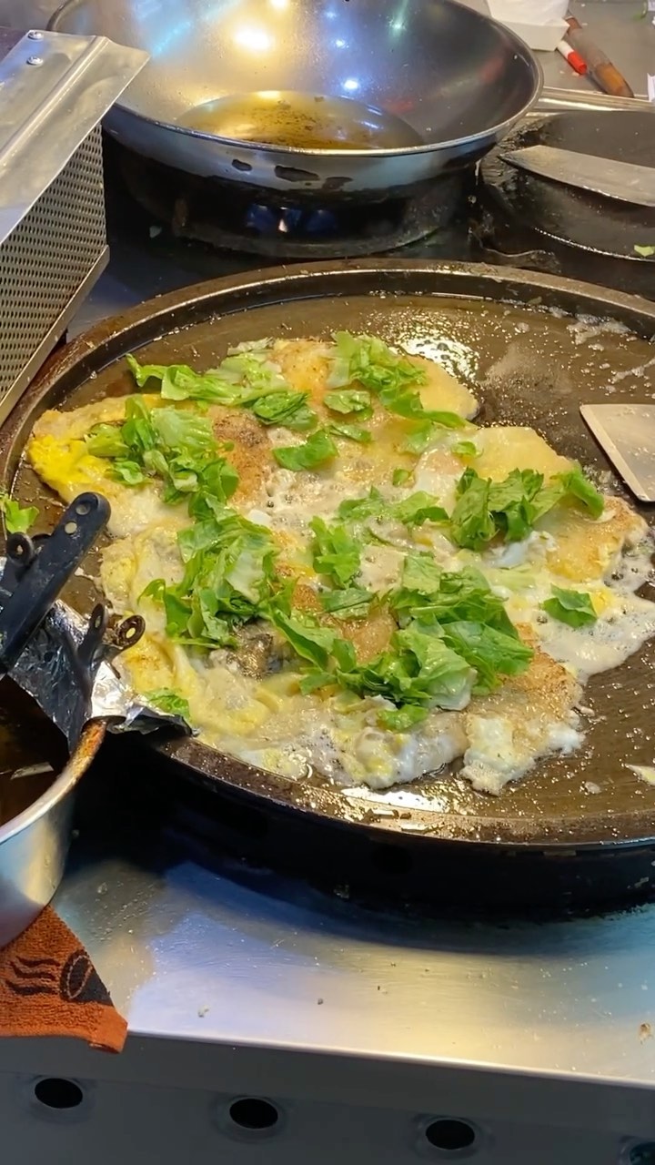 대만식 굴전🙌🏻 무슨 맛일까요오⁉️
쫄깃한 전분과 고소한 계란에 굴이 잔뜩😻
특제소스와 함께 먹으면 이만한 길거리 간식 없다져❤️
대만여행에서 강추하는 메뉴🤟🏼

더 많은 맛집 정보는 여기에👉🏻 @mumukjji 

#매일뭐먹지 #대만음식 #대만여행 #굴전 #먹팔해요 #먹팔환영 #맛집공유 #맛집뿌시기 #먹스타 #음식 #맛집추천