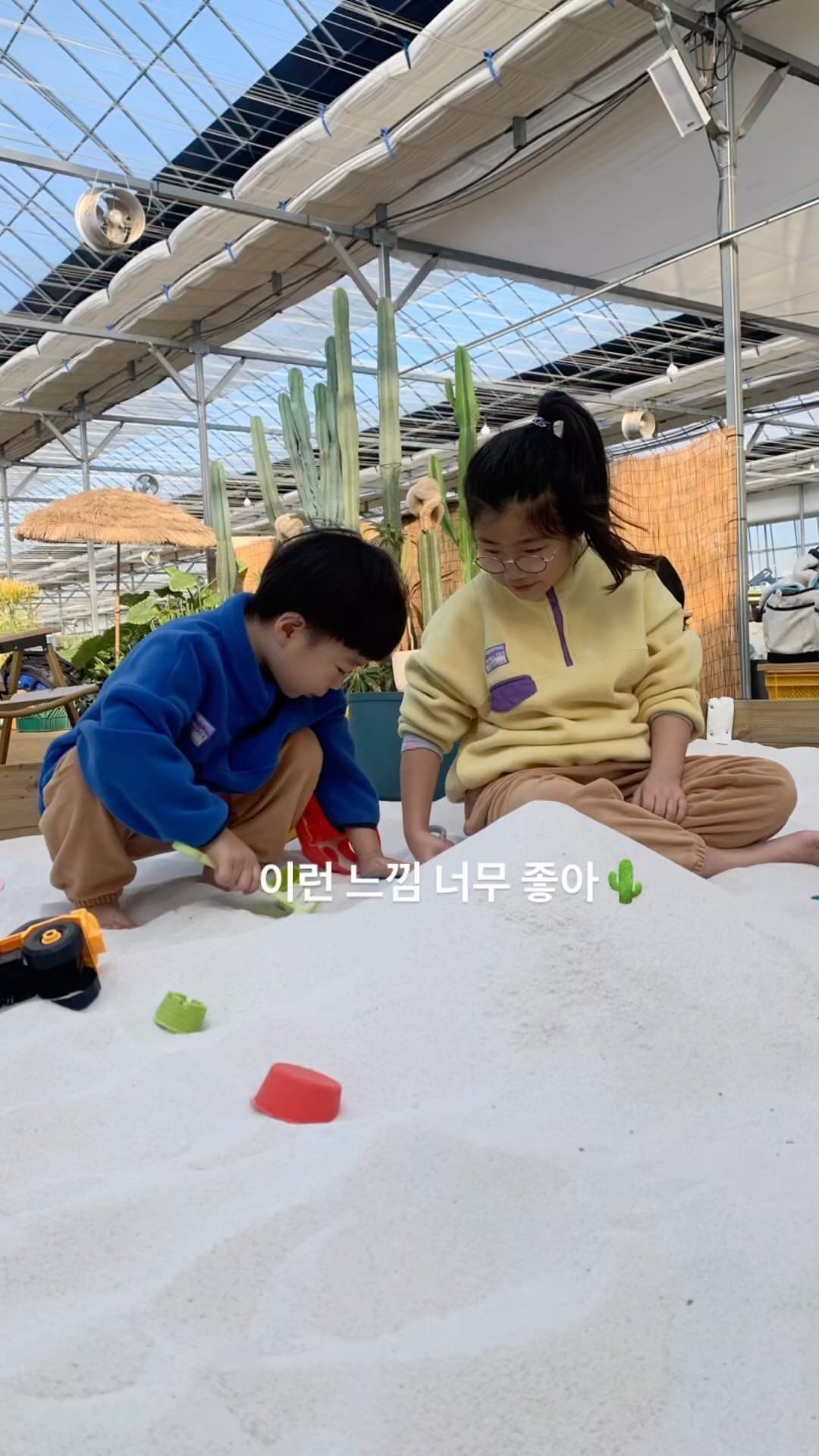 지우가 시시해할 줄 알았는데 열살 누나가 제일 신나게 놀았다 ㅋㅋㅋ
감성 노래만 틀어주시고 어른들도 식물테라피 하고 너무 좋았다.
#칵티부부선인장카페 #피드보고바로예약 #열살누나 #여섯살횽님 #주말스타그램 #오랜만인이런느낌 #일산아이와가볼만한곳