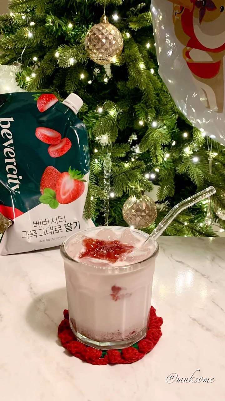#제품제공 @bevercity

딸기가 맛있는 계절이 왔어요🍓
왠지 겨울, 연말이랑 너무 잘 어울리는 과일❣
베버시티 ’과육그대로 딸기‘로 
맛있는 딸기 라떼 만들어 먹었어요!

리얼 딸기 식감을 그대로 담은 딸기 베이스˃̵͈̑ᴗ˂̵͈̑ 
베버시티 딸기 베이스에 우유, 얼음만 있으면
간단한데 완성도 높은 홈카페가...🥰
연말인데 우리 달달하고 맛있는 거 많이 먹어요✨

🪄 딸기 라떼
• 과육그대로 딸기 80g
• 얼음 150g
• 우유 150g

달달 상큼한 딸기 라떼를 즐기고 싶다면?
베버시티 마켓으로 고고🏃🏻‍♀️🏃🏻

📌구매처 : 베버시티 마켓 @bevercity

#먹썸 #먹썸_서포터즈 #먹썸_협찬

#세미기업 #베버시티 #베버시티마켓 #bevercity #bevercitymarket
#먹스타그램 #먹팔 #홈카페 #홈카페영상 #홈카페레시피
#딸기라떼 #딸기베이스 #과육그대로딸기 #홈카페놀이
#homecafe #strawberry #strawberrylatte #cafe #l4l