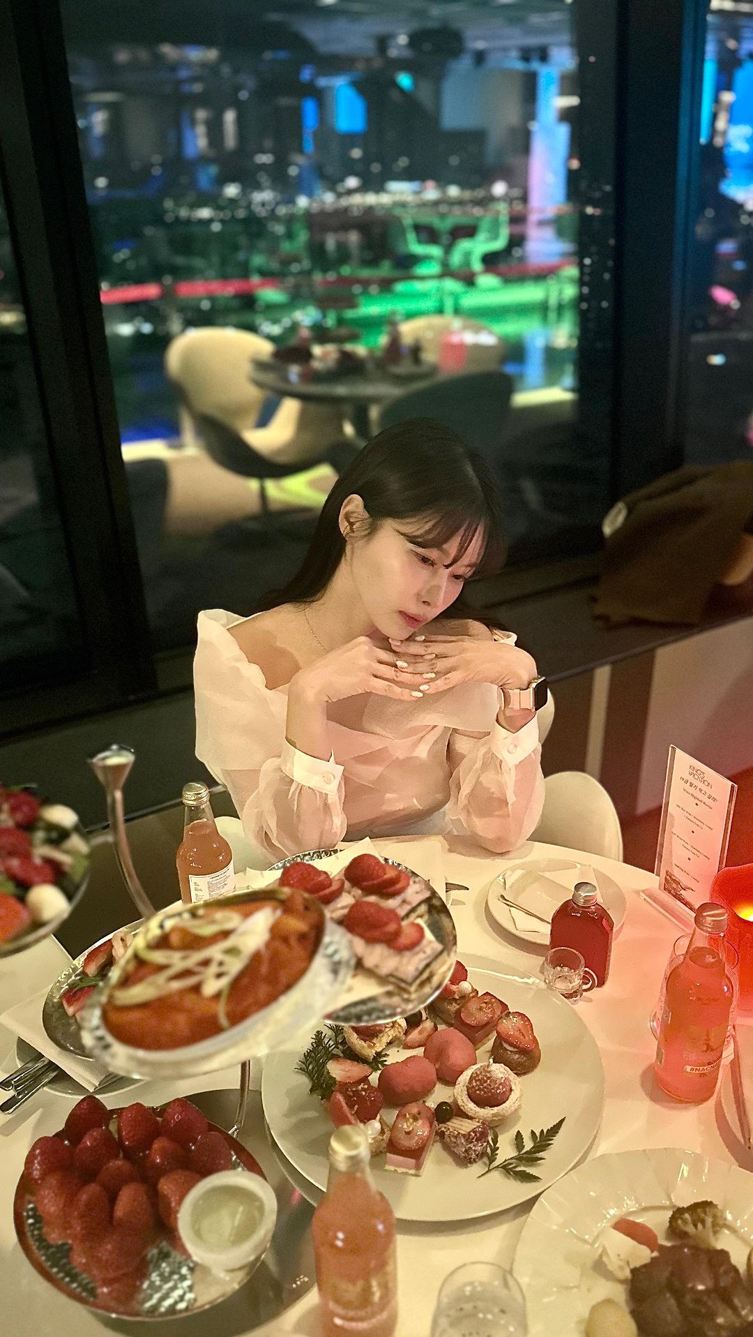 .
드래곤시티 킹스베케이션에서 
딸기파티 즐기고 왔어요🍓
파스타부터 온갖 딸기 디저트까지 
없는 게 없어서 배 터뜨리구 왔,,^_____^ 
거기다 주류 무제한,,❤️‍🔥
그냥 가도 좋지만 그립 라방에서 저렴하게 구매할 수 있어요오🤍

▫️기간 : 1/9 ~ 1/14 Grip 

▫️상시 20% 할인 ! 
 • 주중(일~목)2인 딸기타워 89,400원
 • 주말(금,토)1인 딸기뷔페 55,200원

🍓 라이브 방송 가격 30% 할인‼️
 • 주중(일~목)2인 딸기타워 77,600원
 • 주말(금,토)1인 딸기뷔페 46,300원

🌟오늘 저녁 6시🌟에 1시간동안 라이브 다시보기에서
30% 할인 가격으로 오픈!

저렴한 가격으로 딸기공듀 돼보세요…🍓🤍

@grip_app_official
#여기가보show #서울드래곤시티 #19금딸기뷔페
