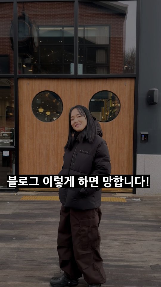 망하는 블로그와
잘되는 블로그의 차이점은
제목과 키워드만 봐도 알 수 있다!

현재 네이버에서 검색했을때 나오는
제목들을 예시로 비교해볼게요.

1️⃣ 메인 키워드
선정한 주제에 해당하는
제목 메인 키워드를
맨 앞에 한눈에 보이게 작성한다.

키워드) 주식 사는법
⭕ 주식 사는법 주식용어 상한가 지정가 시장가 예수금 뜻
❌ 주식 거래 시간 휴장일 정리 해외 주식 사는 법

2️⃣ 중복 키워드
제목에 같은 키워드를 2회 이상 작성하지 마세요.

키워드) 여자 향수
⭕ 여자 조말론 향수 추천 가격 지속력
❌ 여자 조말론 향수 가격 지속력 겨울 향수 추천

3️⃣ 키워드 검색량
글쓰기 전 키워드 검색량을 가장 먼저 확인하세요.
주제를 잡고 내용이 충실하다고 해도
제목 키워드 검색량의 경쟁이 쎄면 노출이 힘들 수 있어요.
전체 검색량 대비 블로그 포스팅
발행량이 적은 키워드를 주제로 잡으세요.

니치향수 검색량 14,000 발행량 96,000 비율 6.5
섬유향수 검색량 7,700 발행량 173,000 비율 22

이 경우 '니치향수'를 키워드로 글을 쓰는게
경쟁에서 이길 확률이 더 높아져요.
섬유향수는 검색량에 비해 발행된 포스팅양이 많아
비율이 높은걸 볼 수 있어요.

내 글이 위 3가지에 해당하는지 저장해놓고 
체크해보세요!

--
여러분만의 글쓰기 팁이 있나요?
블로그 궁금한 점이 있나요?
댓글과 스토리로 함께 이야기 나눠요

@sunriseseol
@sunriseseol
@sunriseseol

팔로우하고 블로그로 월 천만 원 이상 버는 
인사이트 받아 가세요❗

#네이버블로그 #패션블로거 #패션블로그 #블로그 #블로그수익화
