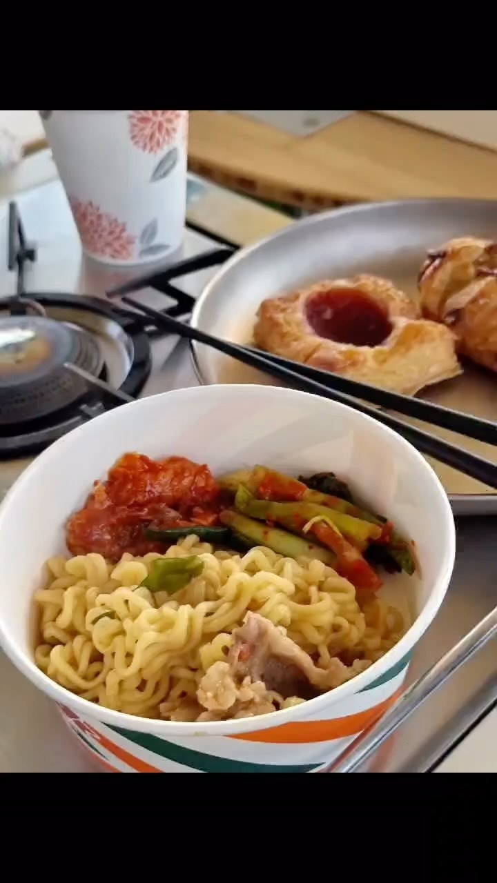 킀리스마스 캠핑정모 먹부림 모음zip😎
거짓말 안하고 겹치는 메뉴 하나도 없어서 소름🧐
영상편집 : @woo_e_a.camping

[킀리스마스 먹부림 목록]
라면
금성식당 한우국밥
신선 한입닭갈비
우대갈비
꽃갈비살
삼겹살
새우(흰다리,킹타이거)
회(광어,방어)
보일링 랍스터
돼지고기 김치찜
시나몬롤
크리스피 도넛
샤인머스캣, 딸기
파스타
피자
매운샤브샤브
편백찜(소고기롤, 샤브샤브, 칼국수)
어묵탕
장어구이
떡갈비
LA갈비
케이크(크림치즈,생크림)
감자뇨끼
김치볶음밥
낙곱새
주먹밥(참치,스팸,날치알)
로제 양배추롤
과카몰리 새우 카나페
육전
들기름 두부부침
홍합탕
된장찌개
붕어빵(피자,앙버터)
육회
뱅쇼
토마호크
크림치즈방토카나페
살치살
.
.
.
먹다지친 킀원들..🤪