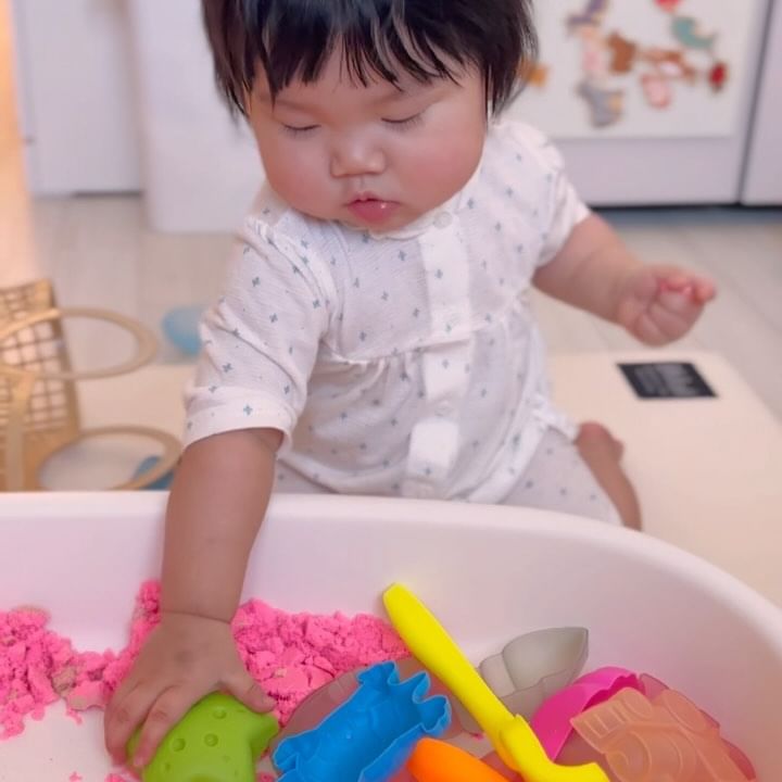 연말에 네이버포인트가 생겨서
주말에 집에서 같이 놀려고 모래놀이를 들였어요 ⛱️

9개월 아직 이른감이 있지만
쪼물딱 쪼물딱 촉감놀이 겸
봄 되기 전에 미리 #모래놀이 연습하려구요 ^_^

#하퍼스테이블 모래 놀이 장난감과 모래까지 세트로 구성도 좋고 무엇보다 손에 안묻고 흩날리지 않아서 청소하기도 쉬울 것 같아요? 

#좋아는했는데_금방_사그라드는
#집중력향상이_더_우선일듯^^

엄마가 더 신나서 모래놀이 했다고 한다

#육아스타그램 #딸스타그램 #집콕놀이