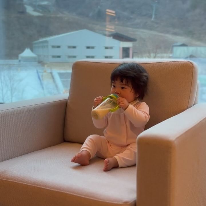 눈쌓인 #가리완산케이블카 뷰 보면서
모닝 분유라떼 🍼

분명 쉬러 간건데 나의 웰니스는 어디에 🥹

#육아스타그램 #딸스타그램 #파크로쉬