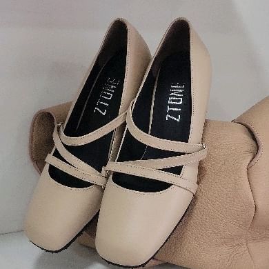 Beige color 

225 size 굽높이  5cm로 사이즈 변경.
베이지 컬러 무드.

즈톤엔 화려한 비비드한 컬러뿐만 아니라 내츄럴톤의 베이직 컬러도 제작 가능해요.

혹여나 이브랜드는 컬러풀한 색상만 진행하나봐 하고 오해하시는 고객님들 있으실까봐 ☺️

오랜만에 힘 다뺀 누드누드 베이지톤!!

#누드톤슈즈#즈톤#수제화#덧창