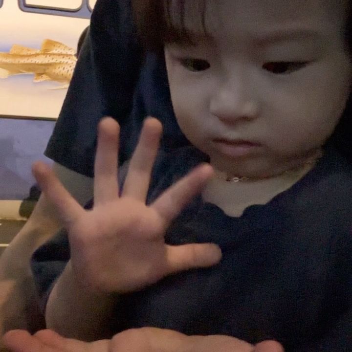인어공주보고 박수치기 >____< 요즘 많이 커서 표현하는 것도 엄청 늘어써용 ~!~!~!~!~! 다들 귀여운 울 지한티 보고 여름 화이팅해용 ❤️❤️❤️