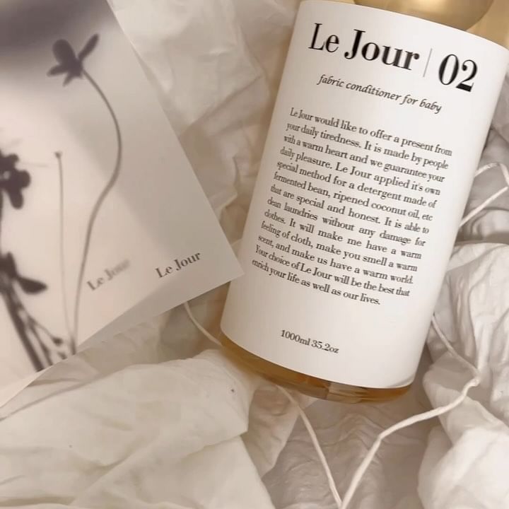 #협찬 #유료광고 @lejour_official 

✔️르주르 유아 섬유유연제 

르주르 유아 섬유유연제는 발효와 숙성 과정을 
거친 콩의 발효 추출물인 EM과 자몽 씨 추출물 등 
식물성 원료를 사용했으며 르주르만의 특별한 
공법이 더해졌어요!

유아 섬유유연제는 유아의 일상생활에 자주 
묻을 수 있는 얼룩과 유아용 의류에 사용되는 
재질에 최적화된 섬유 유연성과 소취 효과를 
발휘하며 베이비파우더 향이 어우러진 
고농축 프리미엄 섬유유연제 입니다.

우리의 일상에 포근함을 전달하는 따뜻한 섬유유연제 르주르 
르주르만의 초분자적 미세구조를 통해 적절한 
균형의 PH를 유지해 정전기 방지 및 피부자극 
최소화에 도움이 되는 섬유유연제 에요!!

소취 효과가 뛰어나 옷에 악취가 남지 않도록 하며 
세탁 후 의류에 남는 세제 잔여물 및 중금속을 제거
섬유막을 코팅하여 의류의 색상 선명도 유지에 
도움을 주며 향의 지속성이 우수하더고 해요!!

적은량으로도 좋은 향이 한가득..ෆ
콩 발효 추출물로 만들어져서 안심하고 
사용하기 너무 좋은거 같아요❥𓂃𓏧

#협찬 #섬유유연제 #유아섬유유연제 #고농축세제 #따뜻한세제 #프리미엄세제 #아기세제 #아기섬유유연제 #섬유유연제추천 #세탁용품 #세탁 #아기모델 #베베모델 #협찬디엠