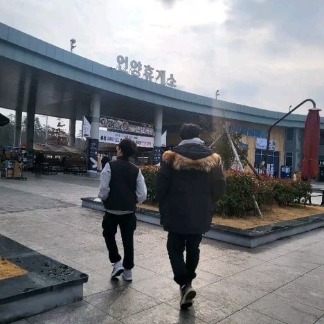 #👨‍👩‍👦수현가족의일상이야기💜 

✔️지난이야기

🪇가만있다 방학이니 평일의여유를 즐겨봐야 할 것 같은지,
남편이 급 마실나가자고~🎶🎵
일단 생각나는 곳이 없어서 
🛣고속도로를 달리고 보자고~~
배가 고프니깐 언양휴게소에서 배부터 채우자규‼️🍜🧆
.
.
#20230110 #지난피드올리기✔️ #평일의여유☕️ 
#온양휴게소 #짜장면 #우동 #돈까스
#휴게소맛점
#겨울방학중☃️ #일상스타그램💕 
#가족스타그램👨‍👩‍👧 #수현가족의일상이야기💬 
#항상즐겁게살자✌️ #항상건강하게행복하게♥️ 
#게으른애미의늦은피드 
#마실 #고속도로일단진입