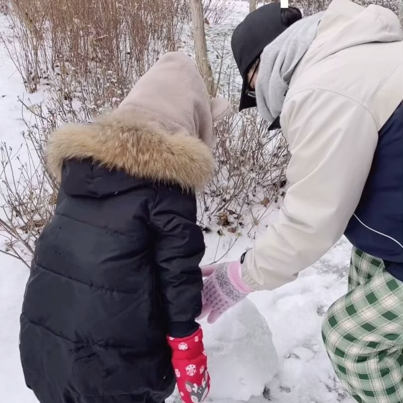 8년만의 화이트 크리스마스☃️
눈이 가득한 크리스마스엔 눈을 굴려서 눈사람을 만들어보자.