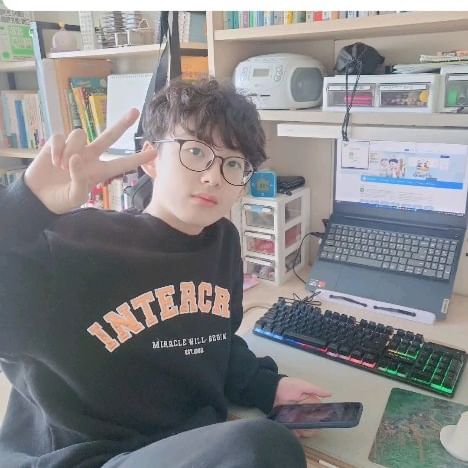 #🙋‍♂️수현이의_일과❤️ 

🪇배정발표나는 날이 이렇게 긴장 될 일인가...
난 안그럴줄 알았으나.. 역시 나도 애미가 확실합니다~~!!!!
원하던 학교에 배정받아서 
울아들은 신이 났어요~~~🎵🎶
🍀너의 시작이 즐거움이 먼저라 엄마도 좋구만~
제발 말만 좀 잘듣고 공부에 힘좀 쏟지 않으련???
.
.
#20240112 #금요일일상🍀 #중학교배정발표날🤗 
#아침부터두근두근💓  #원하는곳에배정
#축하해아들🎉 
#예비중학생 #아들일상그램🤹‍♂️ 
#수현가족의일상이야기💬 
#냥집사그램🐾 
#항상즐겁게살자✌️ #항상건강하게행복하게♥️