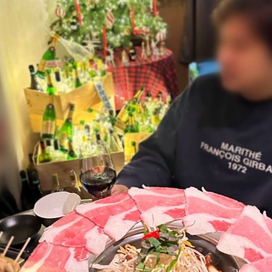#협찬 닭발 먹고 싶은데 분위기까지 잡고 싶은 사람 '일차식당'으로 달려가세요 🤎

매운거 좋아하는 사람! 
맵고 진한 국물 닭발 먹고 싶은 사람!
와인 한잔하며 분위기도 잡고 싶은 사람!
뚝섬역 '일차식당'으로 오세요!!!!

친절하신 훈남 사장님께서 국내산 고추가루를 고집하셔서
국물의 매운맛이 캡사이신의 불편함이 아니라
칼칼하니 맛있게 매워요!
열라면 정도의 매운맛이라 맵찔이인 저도 끝까지 맛있게 먹었어요 😉

그리고 사장님께서 40여종류를 직접 다 테스트 하시고 선별한
닭발과 어울리는 와인들이 있어 
추천 받은 와인과 곁들였는데
닭발과 와인이 어울린다니!!!! 
연말이라 가족 외식 나왔다가 분위기 잡고 싶었는데 메뉴도 와인도 성공적!!

닭목살 양념도 꼭꼭 추천드려요!
닭다리랑은 차원이 다른 야들 야들 쫠깃한 부위인데
양념으로 볶아주셔서 양파 깻잎과 조화가 환상이였어요!! 

오뎅탕과 폭탄 계란찜으로 맵찔이 혀 마비 올때마다 토닥여주며 먹다보니
(아들은 오히려 딱 맛있다고 저희 부부보다 잘 먹었어요 ㅋㅋㅋㅋ)
푸짐한 한 상차림 뚝딱했어요 😆 

집에 와서 생각해 보니 볶음밥을 못 먹어서 조만간 또 먹으러 가야겠어요 :)
그땐 꼭 닭발 편육도 같이 먹겠어요~ 제 최애 편육이거든요 🥹

#일차식당 @ilcha_sikdang

▫️차돌 국물닭발 33,000원
▫️닭발편육 15,000원
▫️국물닭발 23,000원

▫️월 - 금 16:00 - 23:00 (매주 일요일 정기휴무)
▫️0507-1422-2797
📍서울 성동구 성수일로 95 1층
▫️뚝섬역 4번 출구에서 402m미터