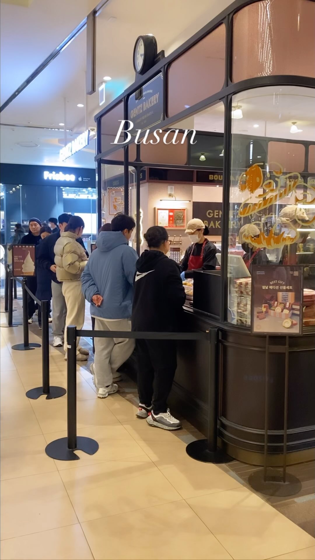 맛있는 빵들 가득한 곳~!! 
#겐츠베이커리 🥐🥐

빵순이 꼭 들려야 되는 곳이예요~!!
롯데 아울렛 1층에 있는데 줄서서 사는 곳~!!
종류도 다양하고 맛도 최고~👍👍

오늘은 가볍게 쇼핑하면서 먹기좋은 
샌드위치랑, 베이글 사서 냠냠~!!😋😋

집에가면 또 생각나니까~
또 들려서 사갔어요~😁😁💕💕