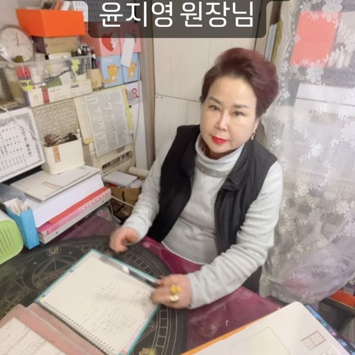 #협찬 태백철학원

건대역 2번출구로나와서 왼쪽(세종대방면)으로 직진하다보면
철학원 부스들이 옴총 많은데
쭈욱 걸어서 스벅지나 3220번 버스정류장 옆 
KT앞의 태백철학원에 방문하였어요.

40년 경력의 건대 사주/주역/궁합/작명 전문 철학원인데요.
얼굴과 이름을 겅고 거짓없이 진솔하고 속시원하게 상담해 주시는걸로 유명하더라구요.

저는 조금 일찍 방문하였는데 이전 예약자분이 상담을 받고 계셨구요.
드디어 제 차례가 되어서 들어가니 부스안이 꽤 아늑하더라구요.

생년월일 시를 말씀드리니 노트북에 관련내용을 입력하시고 종이에 사주팔자 및 주역 관련 내용을 쭈욱 적으시는데.옴마~ 멋져부령!

사주팔자는 여덟글자에 대한 풀이를 기본으로 배우자운, 일적인부분, 성격 등을 상세하게 봐주셨구요.
제가 축술미 삼형살이라 좋은얘기를 거의 듣지 못하는데 삼형살자체가 외유내강을 표현한다고 하시더라구요.
관상과 손금도 봐주셨는데 사주와 손금, 관상을 같이 연관지어서 설명해주시니 옴총 이해가 잘 가더라구요.
나이가 있으니 배우자관련 얘기도 해주셨는데 좋게 말해주셔서 걱정했던 부분이 속시원히 해결 되었어요.

사주팔자로만 봤을때는 재가 없어서 잘 못보는 철학원에서는 돈얘기를 안좋게 해주시는경우가 많았는데
팔자 속에 있는 재에 관에서(팔자 속에 있는 글씨) 설명해주시면서 저는 돈을 깔고 앉아 있다고 말해주시더라구요 ㅎㅎ

올해 망신살도 들어왔다고 해서 걱정하였는데 건대 사주 태백 철학원은 40년 경력의 윤지영원장님이 경험을 토대로 직접봐주시는거라 망신이 우리가 생각하는 망신 이외에도 속살을 보여주는.. 사랑을 한다던가, 수술을 한다던가로 풀이 할 수 있다고 하더라구요.

사주를 좋아해서 자주 보러가는 편인데 원장님은 풀이가 굉장히 직관적이고 이해하기 쉽게 설명해주셔서 너무 좋았구요.
답답하거나 힘든일이 있다던가 현재 나의 상황이 궁금하신 분들은 꼭 한번 방문해보시길 추천드려요!

———————————

🔹 태백철학원 🔹

 [제공 서비스]

종합(사주+손금+관상) 50,000원

📞 010-4739-8215

📍 서울 광진구 능동로 123

⏰ 매일 13:00~22:00

———————————

#건대사주 #건대타로 #사주잘보는곳 #건대사주타로 #건대사주잘보는곳 #건대사주카페 #스토리앤미디어 #스토리앤체험단 #태백철학원 #건대사주태백철학원 #사주잘보는곳 #사주팔자 #철학원  #좋반 #좋아요반사 #소통 #맞팔 #선팔맞팔 #맞팔환영 #먹팔 #인친 #디엠 #다렉 #팔로우미 #팔로미 #likeforlikes #follow #f4f