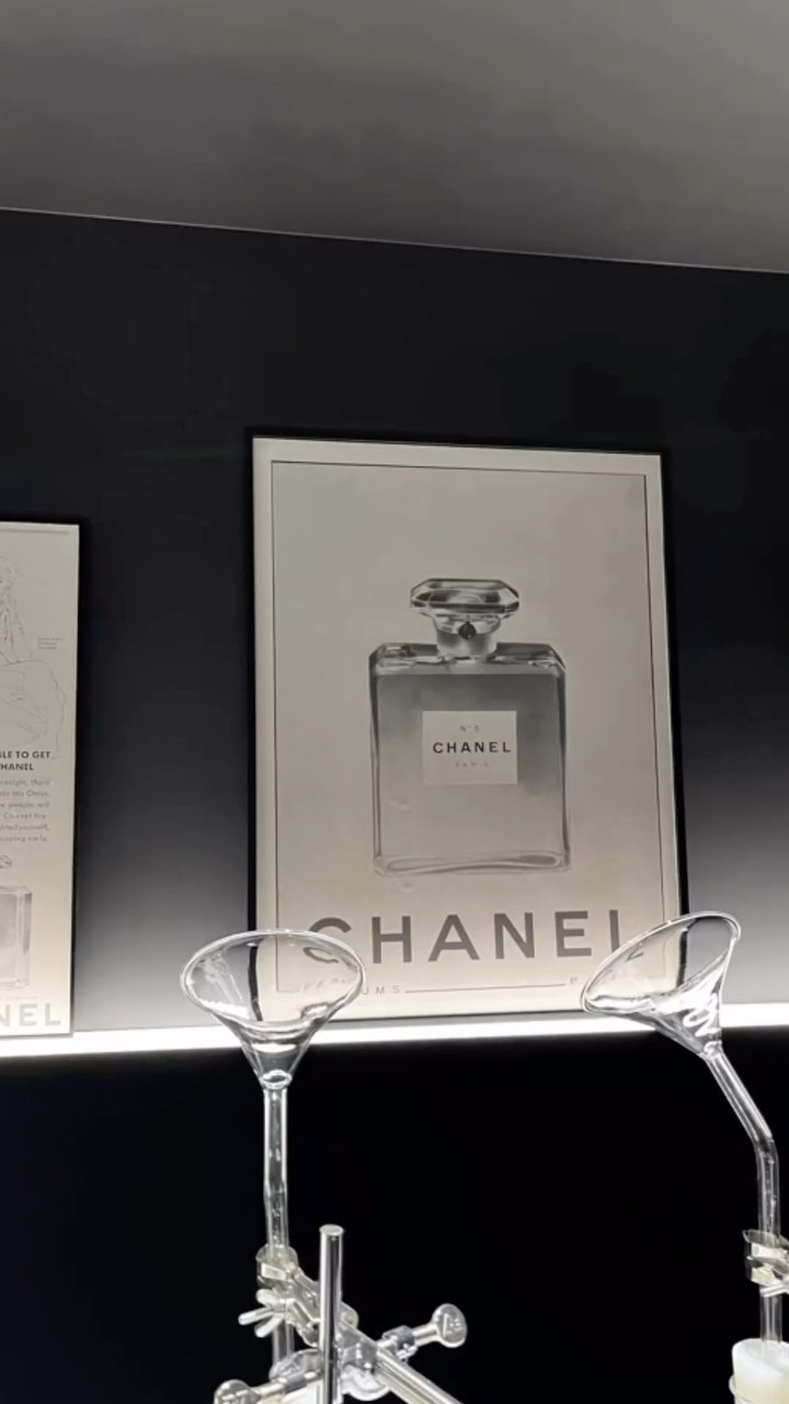 샤넬 팝업 갔다온 거 이제야🖤
두번째 샤넬 향수 조향사 클래스!
작년 북촌도 재밌었는데🫧 이번에도 추웠지만 향기로웠다🫧