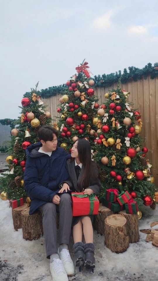 2023.12.25 
내사랑 @h.woo.2 ❤️ 
함께해서 더 행복했던 
우리들의 두번째 크리스마스 💕 

트리도보고 🎄 🎅 
맛있는것도 먹구 
사진도 찍구 📷 

오글거리는 영화 줄 알았는데
아니였던 영화도 재밌게보고

망고스무디랑 
꾸덕꾸덕 🍩 도넛맛집
데려와줘서 고마웡 ❤️ 

수요일에 미리 받은
🎁 선물도 잘 쓰고 있어용
고마워용 💕 

시유당 : 충남 천안시 동남구 풍세면 휴양림길 99-18 시유당
주차장 : 있음
테이블 수 : 적은 편
추천메뉴 :망고스무디 ,딸기도넛 

#크리스마스 #크리스마스데이트 #천안데이트 #천안데이트코스 #천안도덧 #천안도넛맛집 #천안망고스무디맛집 #천안카페 #천안카페맛집 #천안대형카페 #천안시유당카페 #시유당카페 #시유당 #천안맛집 #천안카페추천 #천안맛집공개 #천안맛집공유 #천안겨울여행 #천안여행 #천안풍세카페 #풍세카페 #풍세맛집