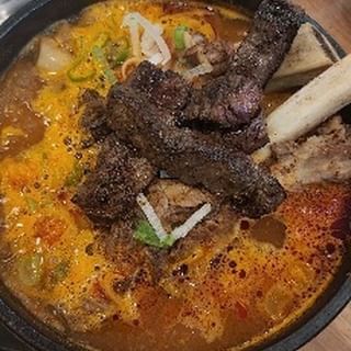 #맛나다😋 #설반갈비탕 

춥다춥다~ 하면 역시 뜨끈한 국물이 땡기는데요~ 요넘❤️ 왜케 맛나는지

갈비탕 한그릇 비싸다고 느꼈지만 제값하는 맛

안창살에 두께에 화들짝😲 
부드러움에 화들짝👀

반찬으로 나온 와사비김치와 겻들어 먹으면 별미 중에 별미!

밥은 핑크핑크~백미와 홍국쌀을 섞어서 만든 밥이래요🔅

한그릇 뚝딱!😍😍😍😍

#설반 #설반양주점 #신갈비탕 #안창살맛집 
#갈비탕맛집