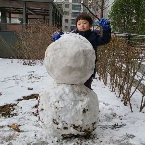 하쭈니 서쭈니의 인생 첫 눈사람 만들기 
그런데 자꾸 사슴이라고 하네 ㅋㅋㅋ
눈사람 만드는게 엄청 힘든거였구만 ㅋㅋㅋ

#눈사람 #눈사람만들기 #함박눈 #인생첫작품 #아이와함께 #아이사랑 #아이스타그램 #육아놀이 #육아파파 #육아정보 #육아파더 #육아일상 #육아그램 #아들과놀기 #아들아빠