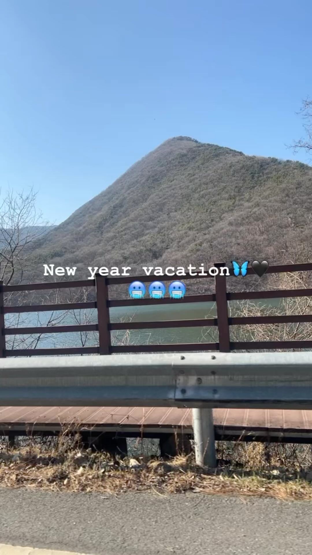⠀⠀⠀⠀⠀⠀⠀⠀⠀⠀⠀⠀⠀⠀⠀⠀ 
妈妈랑 new year first trip🚙
목련차와 누룽지조청라떼 그리고 베이글🥯
⠀⠀⠀⠀⠀⠀⠀⠀⠀⠀⠀⠀⠀⠀⠀⠀ 
#🦋 #🖤 
#2024년 #new #year #cozy #trip 
#mom #妈妈 #첫째딸 #막내딸 #반려견 #소소한 #행복 
#둘째딸 #일중 
#대구 #청도 #금천리 #한옥카페 #magnolia #tea #누룽지 #라떼