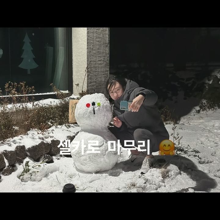 우리집 똥강아지 ㅋㅋ(개띠) 

눈이 오니 좋다고 ㅋ 

#눈을굴려서눈을굴려서 눈사람 만듬 ㅋ 

아이에게서 한시도 눈을 떼지 말라고 해서 😳😳

잃어버릴까봐(?) ㅋㅋㅋㅋ 지켜보는중 

그래도 

올핸 새벽에 눈사람 만들러 가자고 안해주니 

얼마나 고맙던지 🫤🫤

학원도 밤10시 까지인데 고마 특강만듣고 수업 은 째라고 

해서 무사 귀가 

그 시간 까지 수업 들으면 …넌 가출 청소년 되는고얌 🙄

김아빤 따수운 남쪽나라(?) 가고 있겠군 ㅋㅋㅋㅋㅋㅋㅋㅋㅋㅋㅋㅋㅋㅋㅋㅋㅋㅋㅋㅋㅋㅋㅋㅋㅋㅋㅋㅋㅋ

^___________________^* 씨익