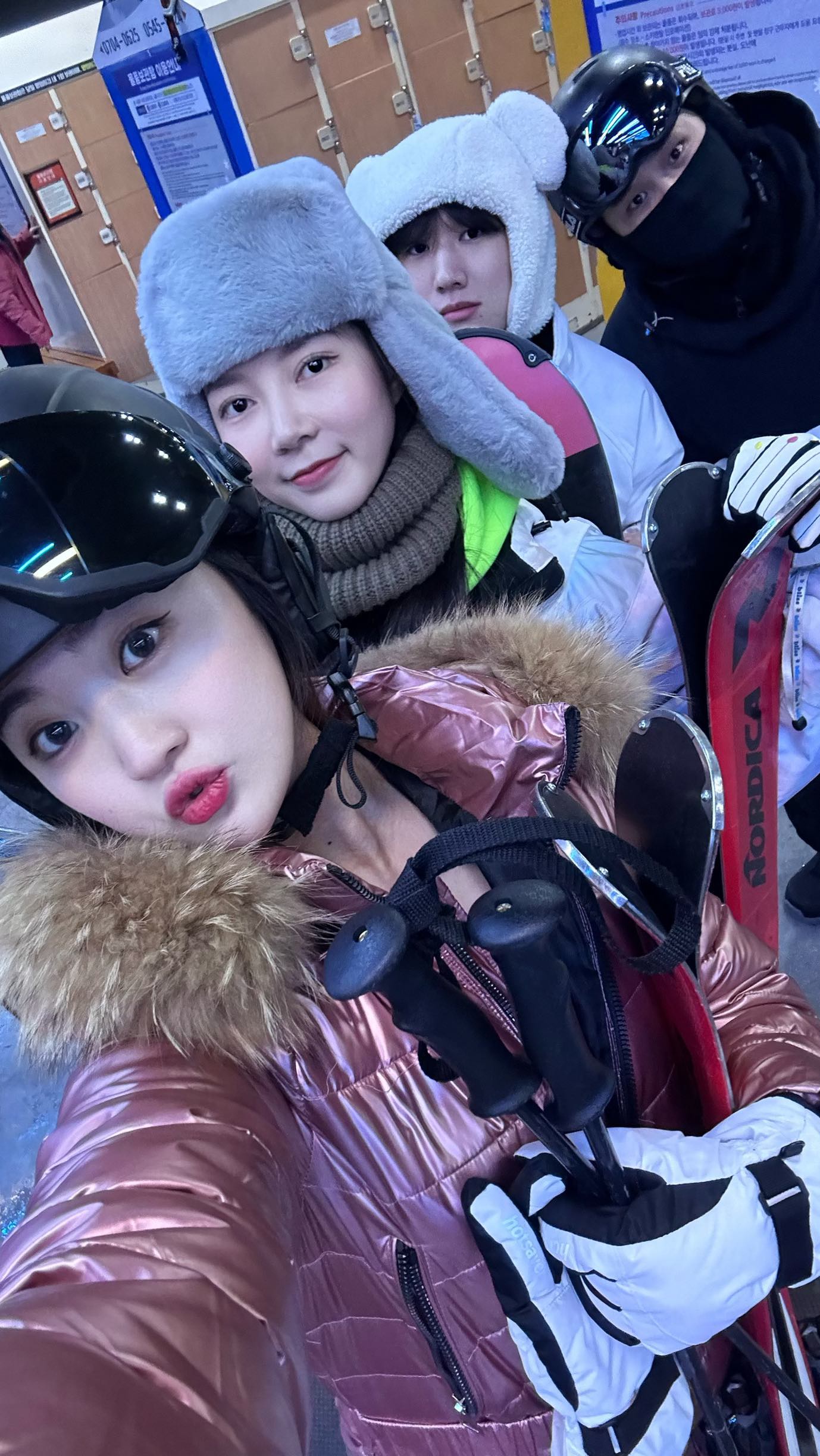 2월 스키장갈사람 모집 🙌🏻⛷️🎿
노는게 젤 좋은 뽀로복초 포에벙 🤩⭐️🪩

#2024 #경복초 #뽀로로모임🤩 #회원모집 #스키장 #비발디파크 #비발디파크스키장