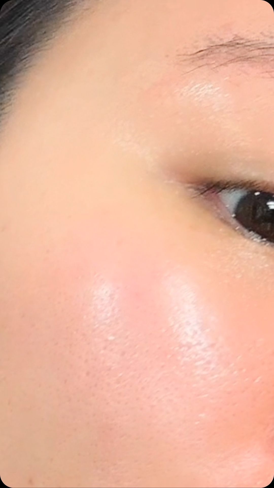 #협찬
.
끈적이지않으면서도 은은한 속광 대박!! 
영양이 빵빵하게 피부에 쏙쏙 들어간 느낌이에요!! 
피부 예민한편인데 피부 트러블 그런거 없이 제 피부에 완전 찰떡! 누적판매수량이 600만병이라고 하더니 과연 그렇게 후기가 있을만한 제품이더라구요! 저도 쓰면 쓸수록 피부에 광채나는게 느껴져서 너무 좋았어요!!
.
@cnp_laboratory #CNP #더마연구소 #CNP_더마연구소
#처방이_화장품이되다 #차앤박 #인생템 #보습 #프로폴리스 #에센스 #앰플 #프로폴리스에센스 #프로폴리스앰플 #꿀광 #기초케어 #기초화장품 #기초부스터 #skincare #propolis #propolisessence #kbeauty #cosmetics #cnplaboratory #dermacosmetics
#韓国コスメ #シーエヌピーラボラトリー #チャアンドパク