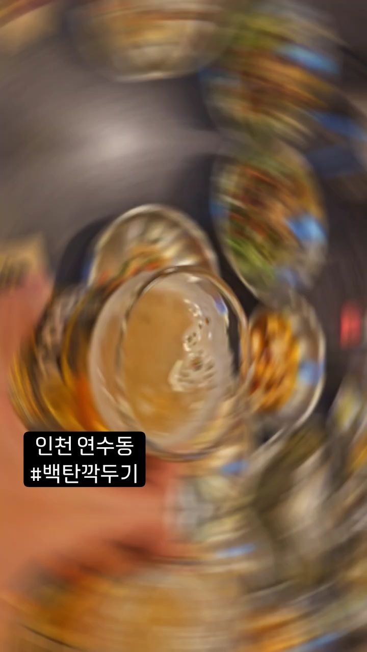 #인천맛집 #백탄깍두기

일단 비주얼이 미쳤고여..
맛있어요ㅋㅋㅋ 
큐브로 썰은고기가 아무나 구워서 맛있기 힘든데
아 우리 신랑이 구워서 맛있나?ㅋㅋㅋㅋ

암튼 소고기 오랜만에 맛있게 먹었네용
살치살,갈비살, 갈매기살만 있구요
돼지껍데기도 있는데 와.. 진짜 지금껏 먹은 껍데기중에
최고여서 다음엔 껍데기만 먹으러가보려구요ㅋㅋㅋ
비빔냉면도 맛있었음! 

꽈리고추 파인애플 버섯 다 1000원씩 추가되는거 너무 좋구요
재방문의사 200%
사람많은데는 이유있습니당

네이버로 예약하고 가면 음료써비스 개꿀띠였음

#내돈내산 #연수동맛집 #고기맛집 #고기는사랑이쥬 #소고기 #살치살 #돼지껍데기 #맛집소개 #먹팔 #먹팔맞팔 #선팔하면맞팔 #인친 #소통 #좋아요