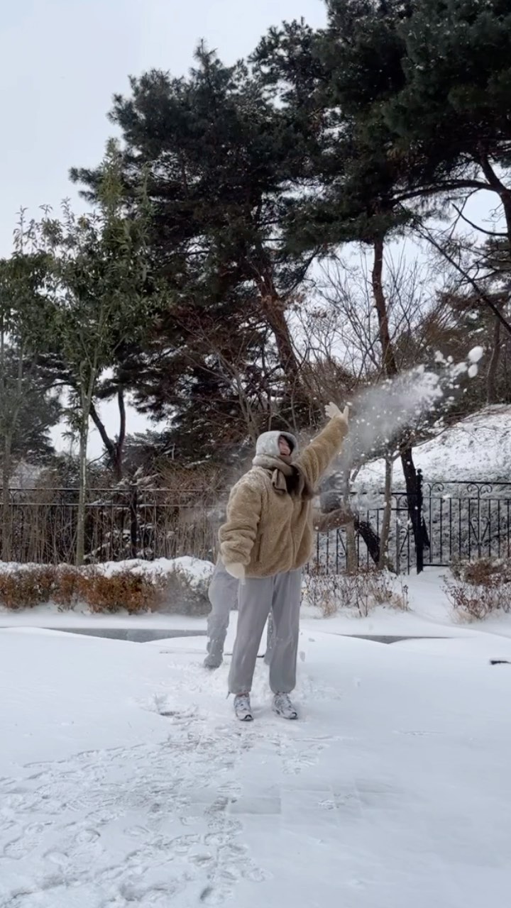 광주에 #엘사 떴다👸🏻❄️(part 1. moon)
.
.
(영재최고🩵)