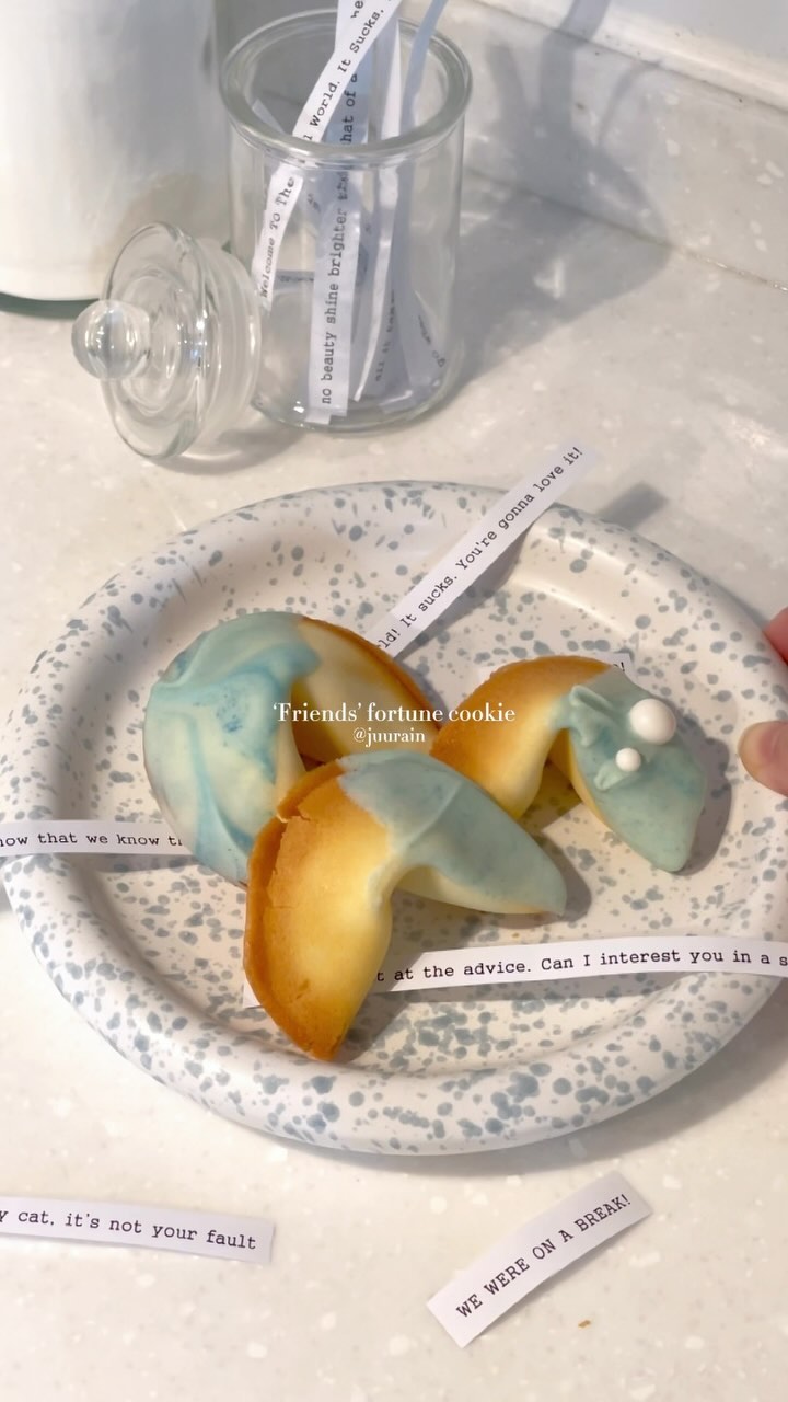 how you doin’? my fav ‘Friends’ line fortune cookie 🥠🩵
what’s your fav line in Friends?
mine is “welcome to the real world, it sucks, you’re gonna love it !!”

오늘은 새해 기념 청룡색(?) 포춘쿠키를 만들어봤어요 :)
안에 문구는 제가 제일 좋아하는 미국 프로그램 프렌즈의 대사를 넣어봤답니다 ㅎㅎ
여기 나온 문구들 말고도 좋아하는 대사가 있다면 댓글에 적어주세요🫶🏻

🤍 본 게시물은 비앤씨마켓의 적립금을 지원받아 작성되었습니다

 #비앤씨마켓 #브레드가든 #크리슈머 #홈베이킹 #베이킹 #포춘쿠키 #청룡 #프렌즈 #homebaking #baking #fortunecookie #igfood #foodie #friends #aesthetic #howyoudoin