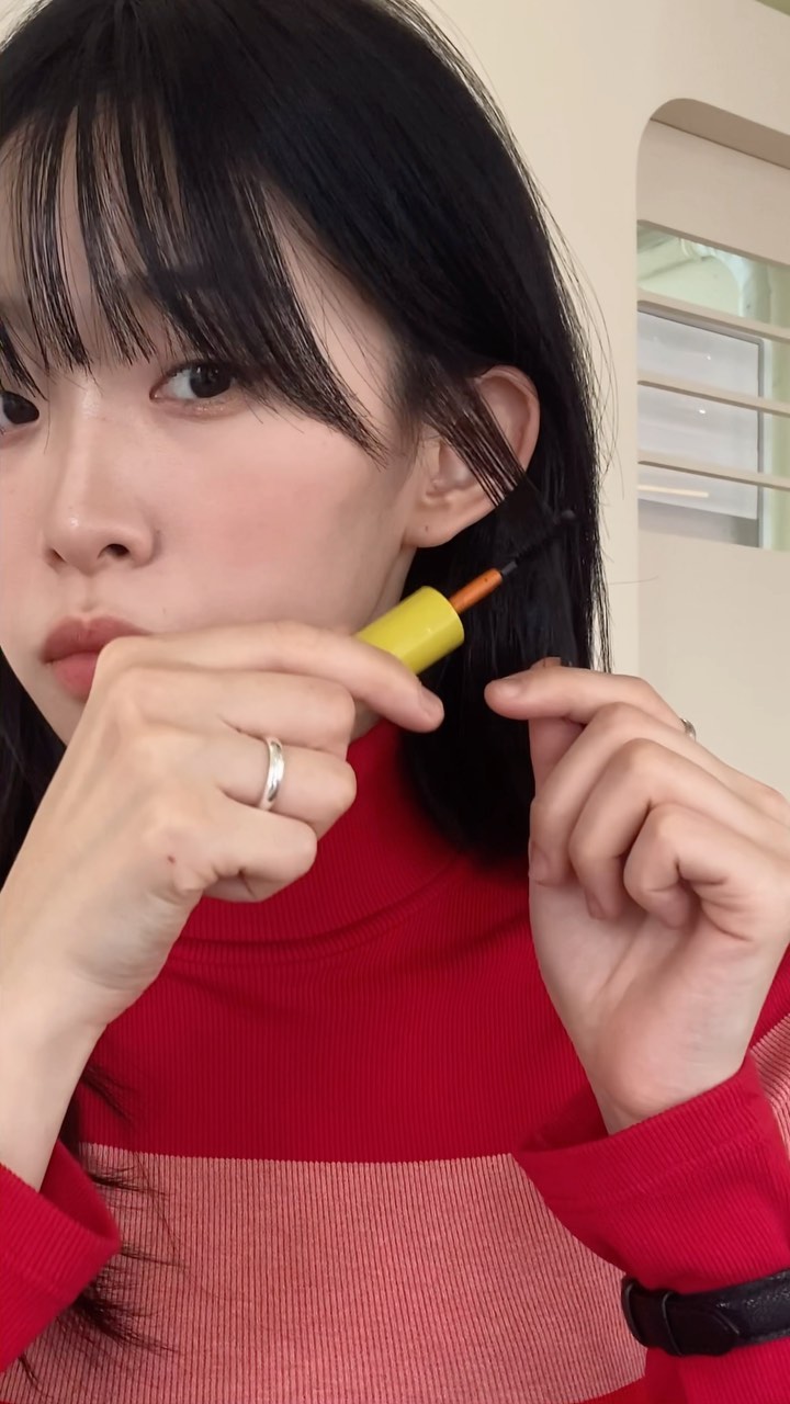 #쁠루픽 
바람 많이 부는 날, 습한 날에 가볍게 잔머리 정리 및 고정시켜 주는 꿀템🍯 예전에는 손가락 사이사이 왁스 혹은 젤 뭍혀서 스타일링 했는데,,이걸 왜 이제 알게 되었을까,,,🥺 똥손도 그냥 쓱쓱 발라주면 된다구요

_

#잔머리스타일링 #잔머리정리 #나르카 #셀프헤어 
#셀프헤어스타일 #레이어드컷 #헤어스타일링
#붙임머리레이어드컷 #붙임머리커트 #붙임머리