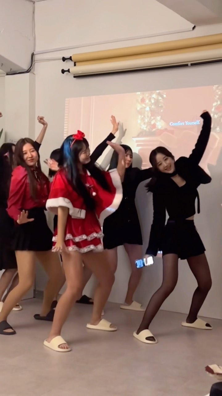 올해 얼마 안남았어 얼른 모여 😭😭!! @studiofullmoon2 @minjeong_w_ @hyeluna_w_