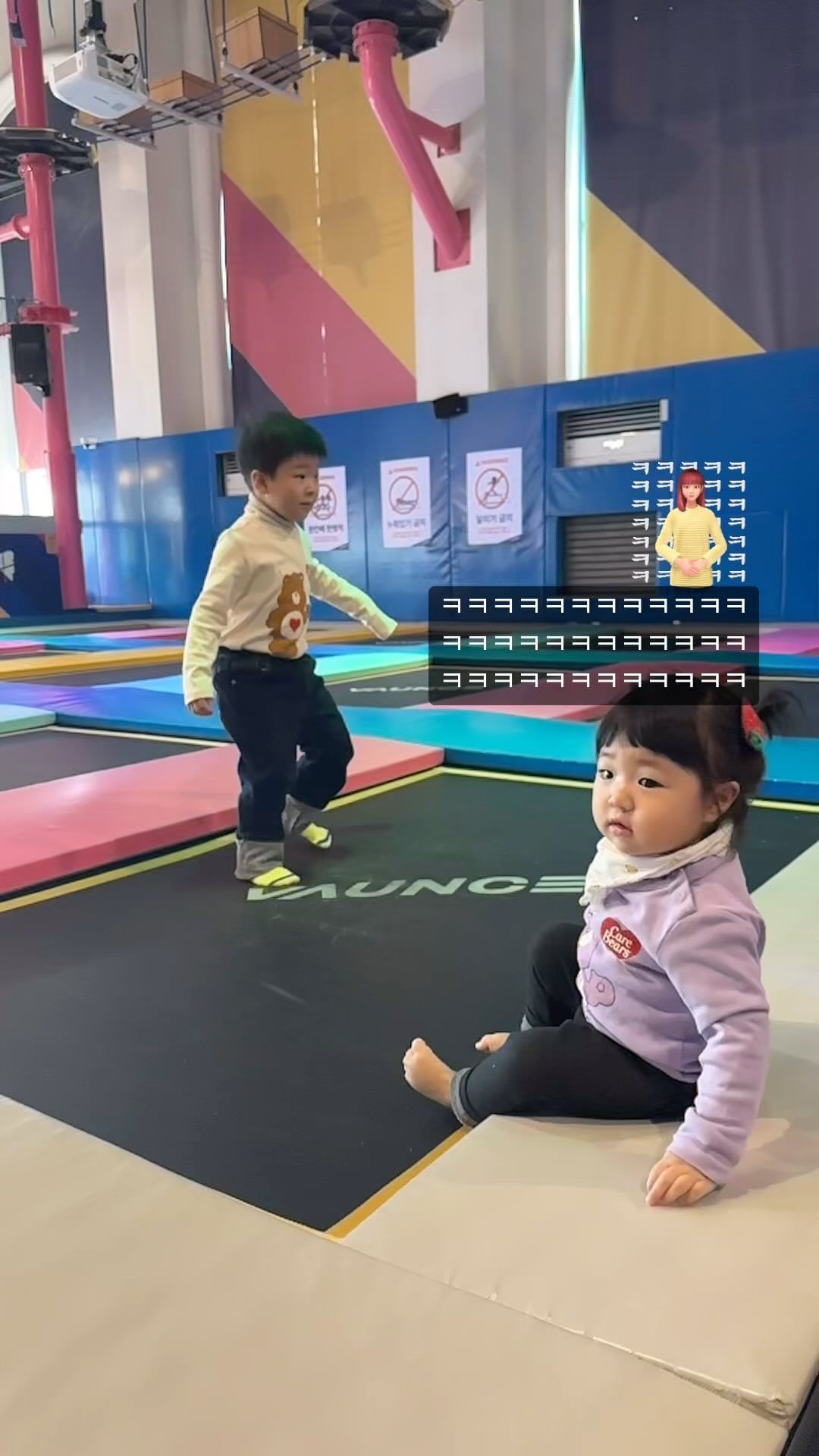 ♥️
애 둘은 이렇게 다른가요?
.
.
47갤이 되서야 트램폴린이 안 무서운 그와
냅다 뛰고 싶은데 
키 제한으로 못 뛰어서 좌절한 17갤 그녀
.
.
개웃기네 증맬루,, 
#애둘은사랑 #애둘장려 #흰쥐띠오빠흑호여동생 #남매맘 #드러눕기고수 #극과극남매 #원주여행 #국내여행 #아기랑국내여행