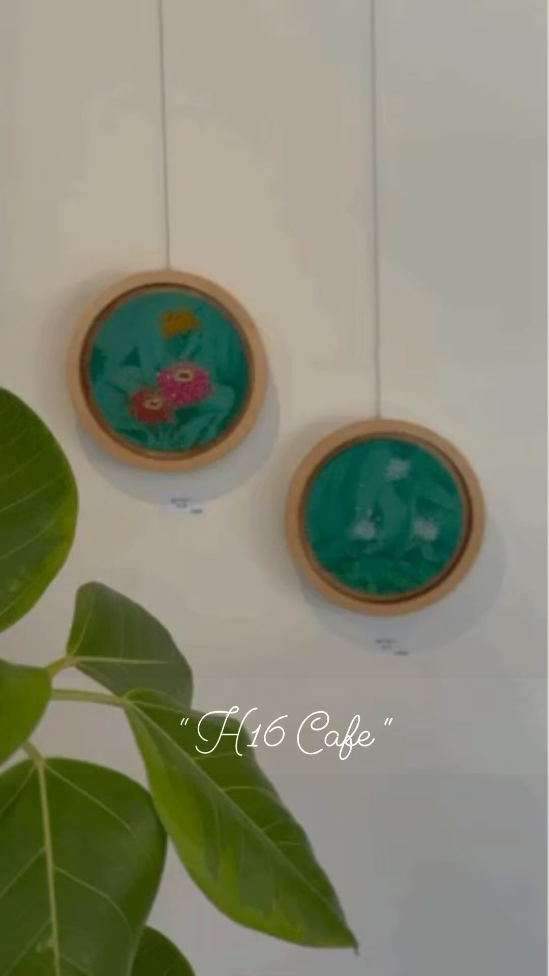 고복저수지 인근에 위치한 
그림 작품을 감상할수 있는 갤러리 카페에요

도심에서 벗어나 감성적인 힐링이 필요할때
따뜻한 햇빛한가득 맞으며 
감성자극하는 그림을 볼수 있어요

한달에 한번씩 그림작품이 바뀌니 그림감상하기에 
더할나위 없을것 같아요..
 
아이들을 위한 유아의자도 있으니
아이들에게 그림작품을 보여주기에도 
좋을것 같아요

......................................................................

🍹
H16 CAFE 

💒 
세종 연서면 복골길16

⏲ 
화~일 11:00 - 18:00
라스트오더  17:30

월 정기휴무 

☎ 
0507- 1395 - 3216

#붕세권카페 #세종카페 #고복저수지카페 #갤러리카페 #감성자극카페추천 #에이치16 #협찬